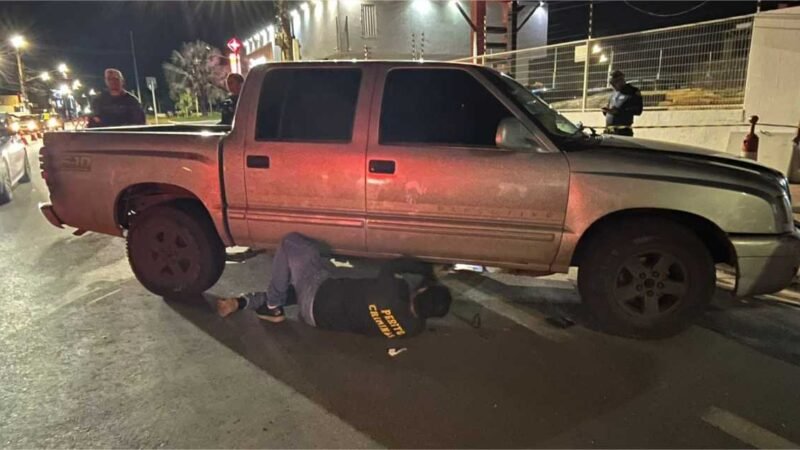 Operação resulta na prisão de oito motoristas e apreensão de caminhonete adulterada e arma de fogo