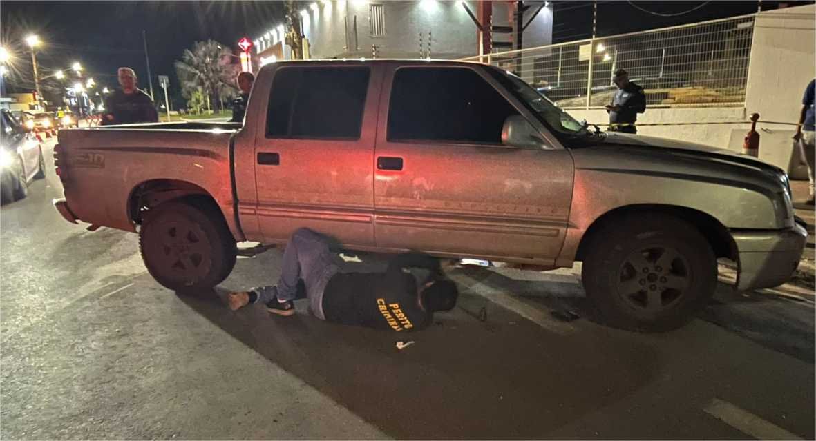 Operação resulta na prisão de oito motoristas e apreensão de caminhonete adulterada e arma de fogo