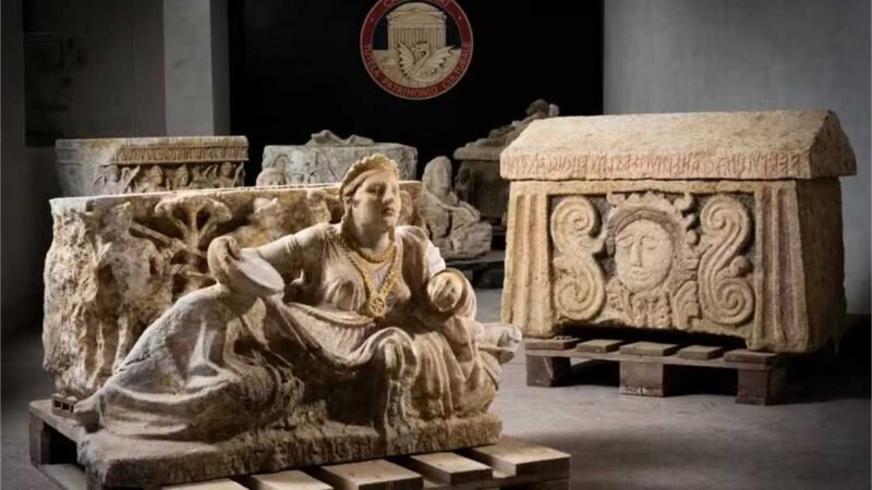 Polícia italiana apreende sarcófagos com tesouros que estavam com saqueadores