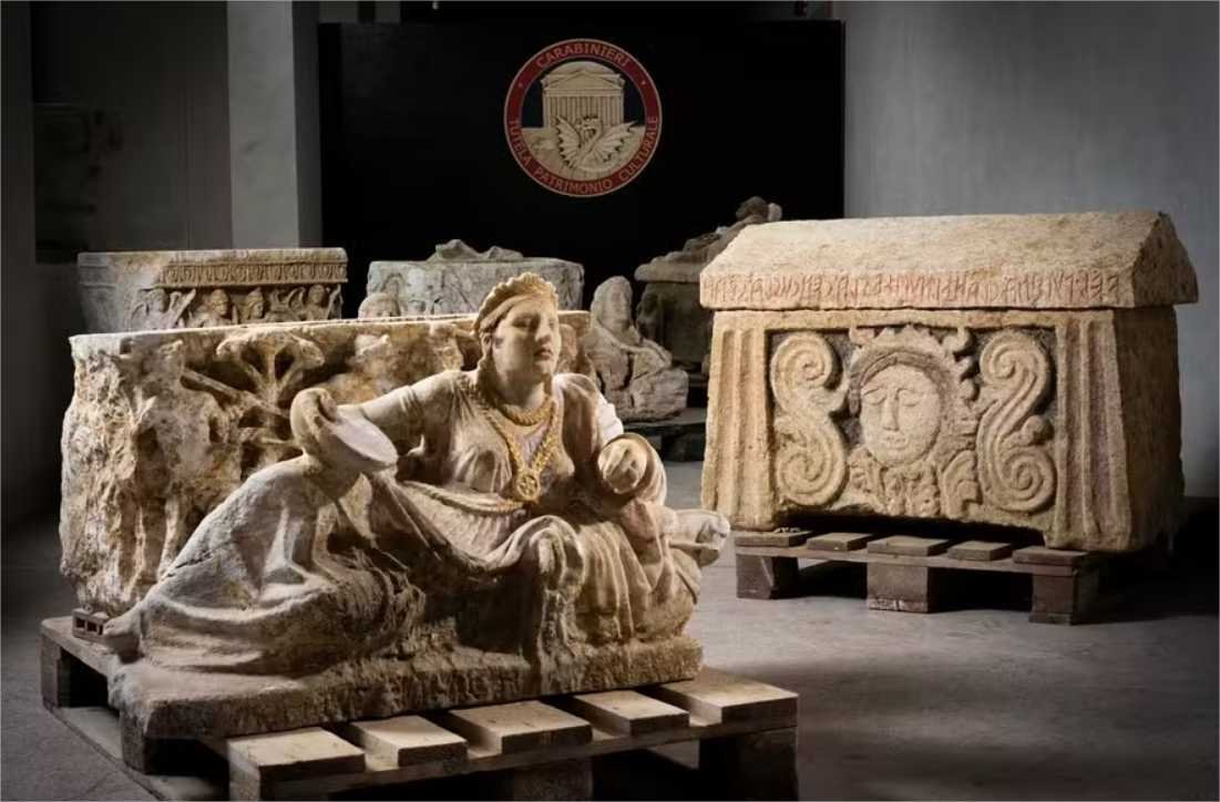 Polícia italiana apreende sarcófagos com tesouros que estavam com saqueadores