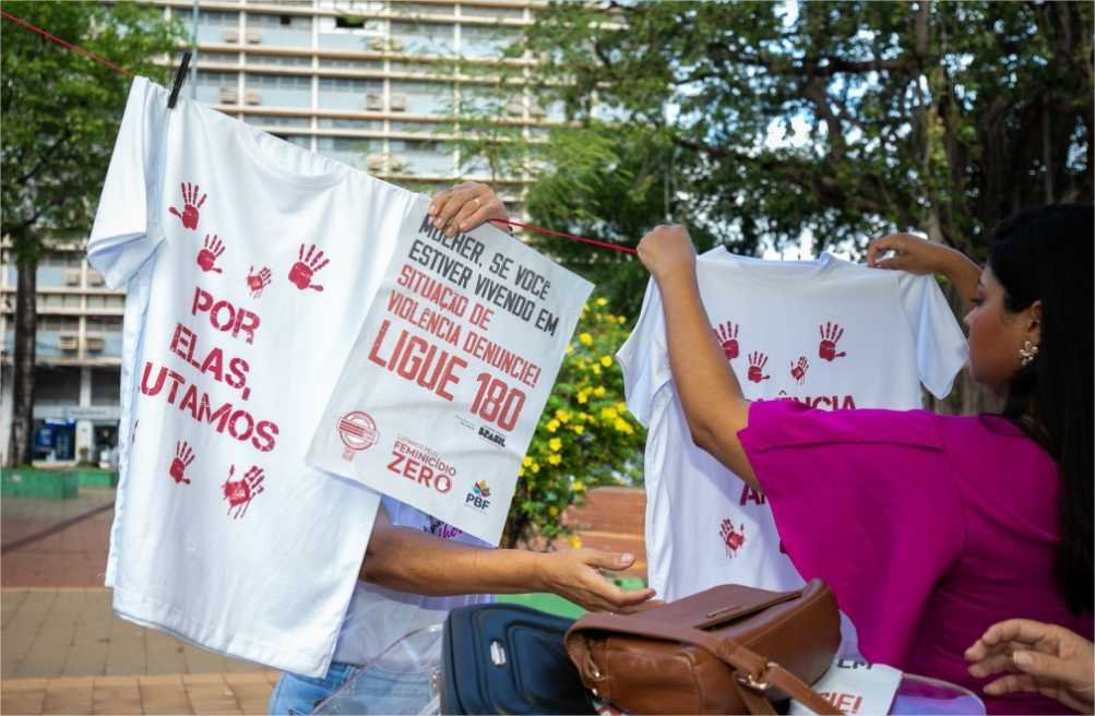 Prefeitura de Cuiabá realiza ato simbólico pelo fim da violência contra as mulheres na Praça Alencastro