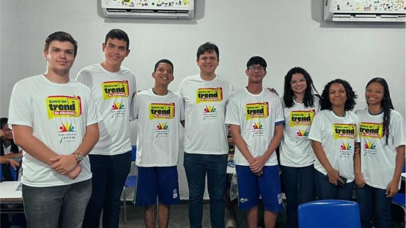 Thiago Silva incentiva estudantes a participarem do “Parlamento Jovem”