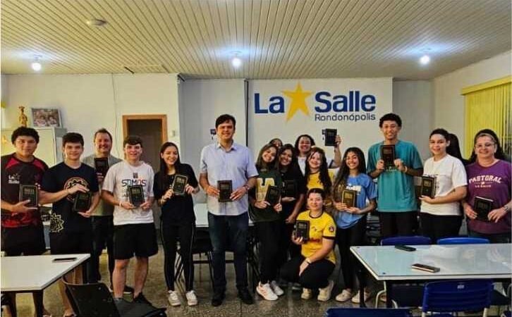 Deputado Thiago Silva faz a entrega de Bíblias em instituições de Rondonópolis