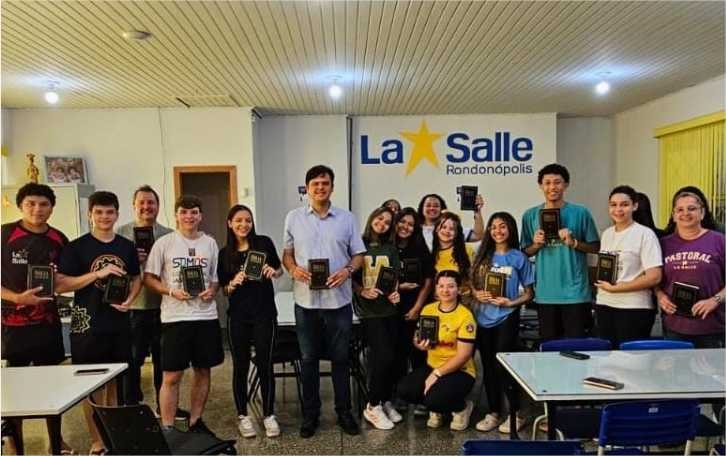 Deputado Thiago Silva faz a entrega de Bíblias em instituições de Rondonópolis