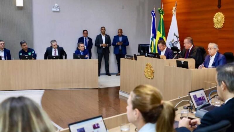 Emanuel Pinheiro destaca a colaboração entre os poderes durante reunião que busca resolver os desafios enfrentados pela Saúde de Cuiabá