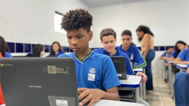 83 alunos de Escola Estadual de Cuiabá lançam obras literárias nesta quinta-feira (12)