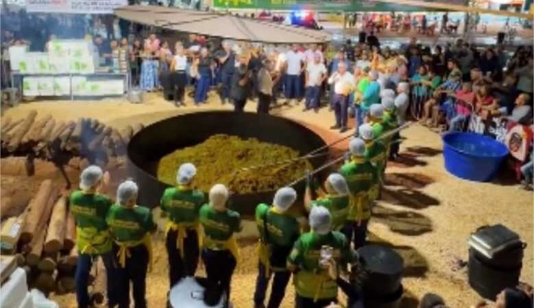 Município de MT quebra recorde com maior ‘panelaço de arroz carreteiro com pequi’ do Brasil