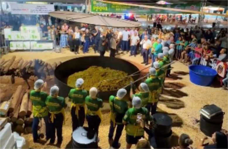 Município de MT quebra recorde com maior ‘panelaço de arroz carreteiro com pequi’ do Brasil