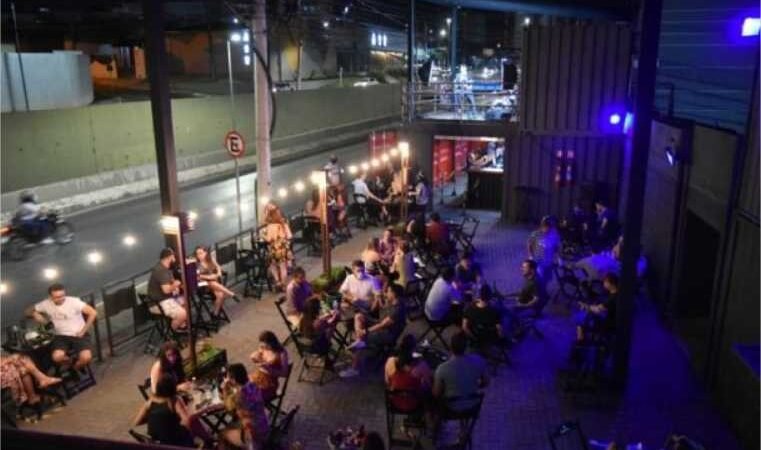 Bêbado bate na namorada, arremessa extintor de incêndio e dá calote em casa noturna