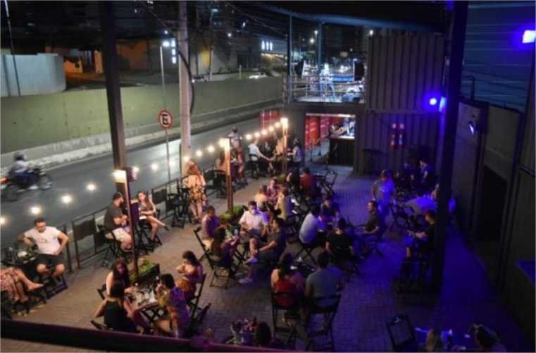 Bêbado bate na namorada, arremessa extintor de incêndio e dá calote em casa noturna