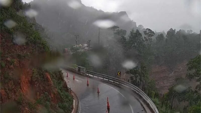 Trânsito na MT-251 no Portão do Inferno é interrompido por causa das chuvas neste sábado (14.12)