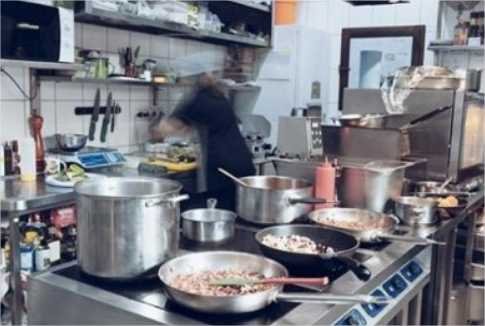 TRT condena frigorífico a indenizar cozinheira por discriminação sexual