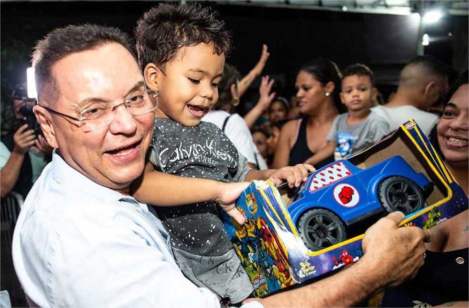Papai Noel, brinquedos, lanche e pula-pula garantem o Natal dos pequeninos do Nico Baracat, em Cuiabá
