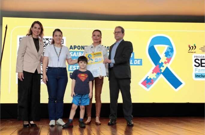 Primeira-dama de MT lança selo adesivo “Autista a Bordo” e credencial de estacionamento para pessoas com TEA