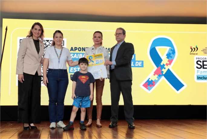 Primeira-dama de MT lança selo adesivo “Autista a Bordo” e credencial de estacionamento para pessoas com TEA