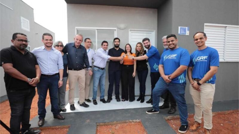 Primeira-dama do Estado entrega chaves do sonho da casa própria para 100 famílias em Nova Canaã do Norte