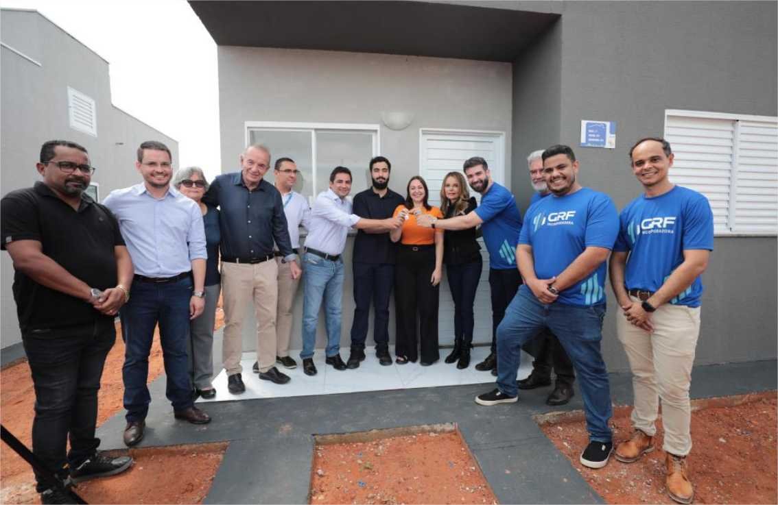 Primeira-dama do Estado entrega chaves do sonho da casa própria para 100 famílias em Nova Canaã do Norte