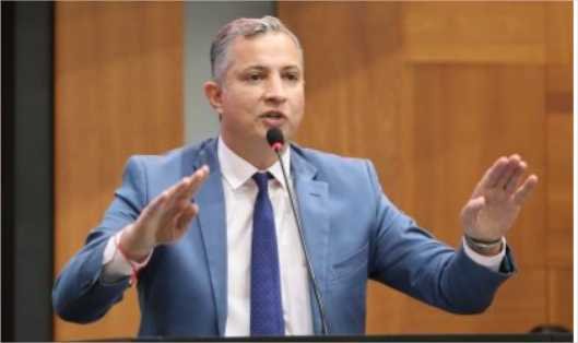 Deputado garante que irmã já tem maioria para ser presidente e diz que vereador se faz de vítima