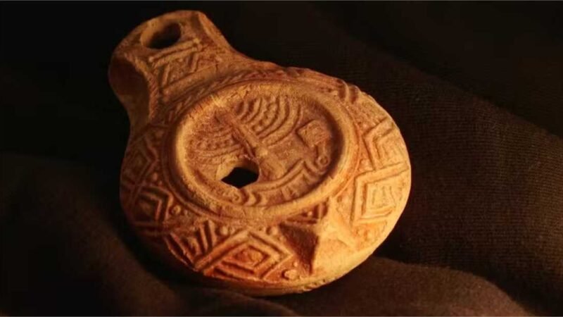 Rara lâmpada de óleo de 1.700 anos é descoberta em Jerusalém