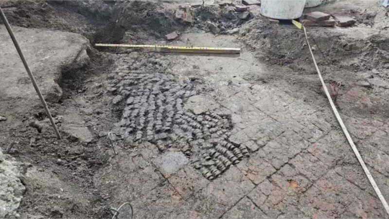 Piso misterioso feito com ossos é encontrado no centro de cidade holandesa