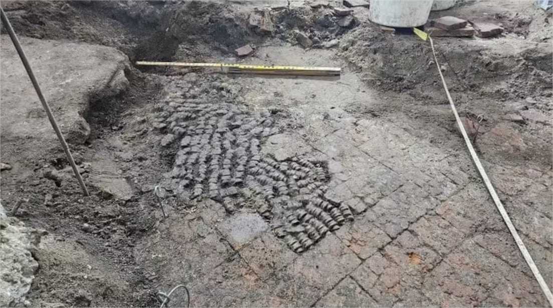 Piso misterioso feito com ossos é encontrado no centro de cidade holandesa