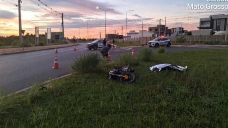 Homem morre ao perder controle de moto e bater contra meio-fio em rodovia