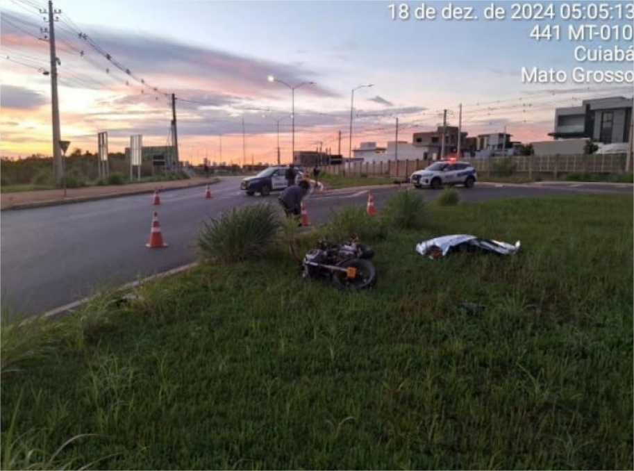 Homem morre ao perder controle de moto e bater contra meio-fio em rodovia