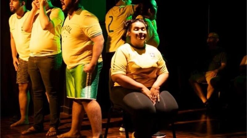 Mostra de Cenas da MT Escola de Teatro traz a atmosfera futebolística ao palco do Cine Teatro Cuiabá