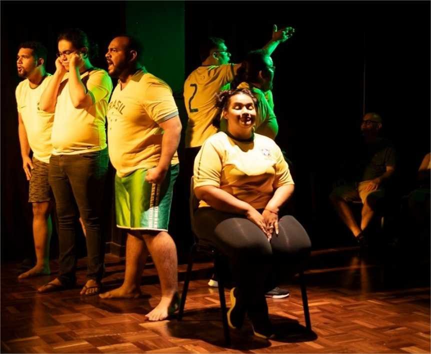 Mostra de Cenas da MT Escola de Teatro traz a atmosfera futebolística ao palco do Cine Teatro Cuiabá