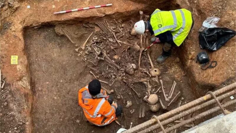 Qual foi o motivo da morte? Enterro em massa em catedral inglesa intriga pesquisadores
