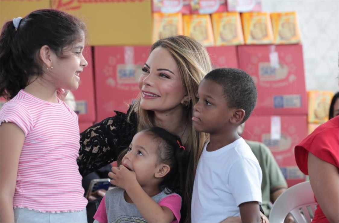 Primeira-dama do Estado visita Tesouro e acompanha entrega de cestas especiais de Natal