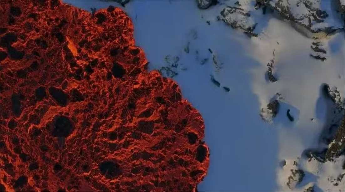 Imagens impressionantes mostram lava de vulcão avançando por montanha coberta de neve