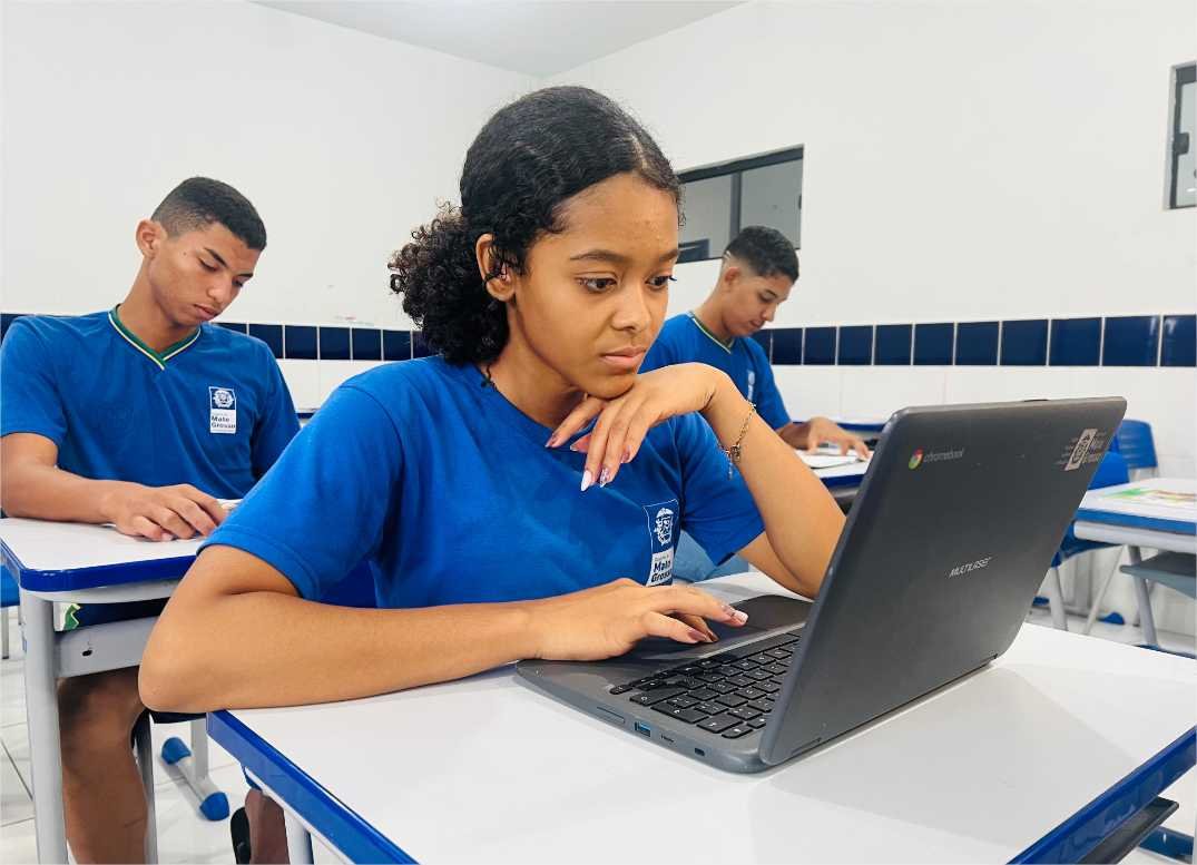 Estudantes de escola estadual de Cuiabá apontam ganho de qualidade no ensino e apoiam lei que proíbe celular em sala de aula