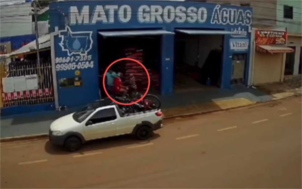 Vídeo mostra momento que motoqueiro atropela idoso enquanto fugia da PM