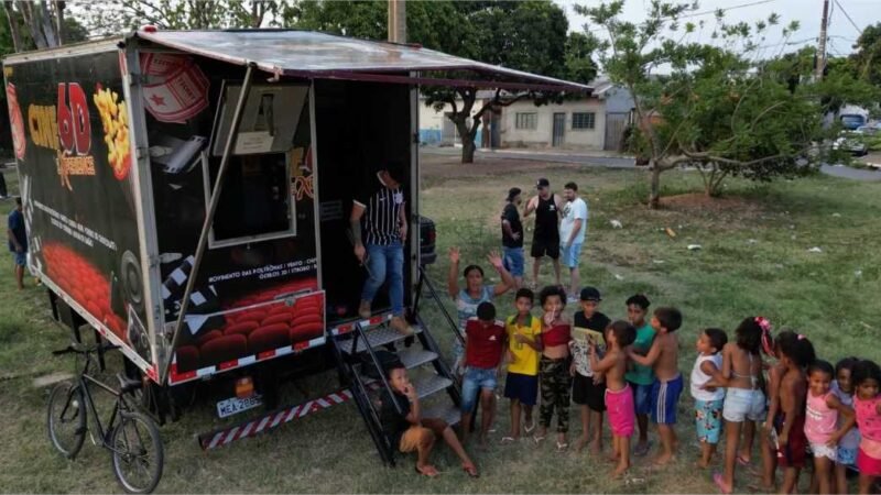 Projeto leva cinema itinerante a bairros de Várzea Grande durante as férias escolares