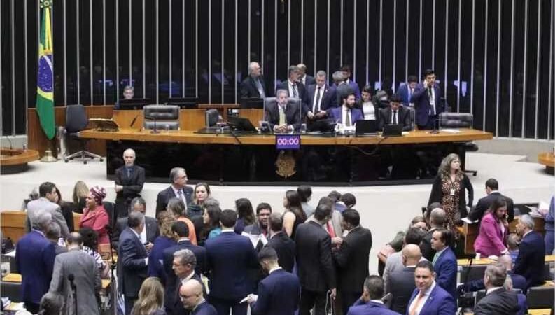 Câmara aprova, em 1º turno, texto-base de PEC com novas regras para abono salarial e desidrata mudanças no Fundeb