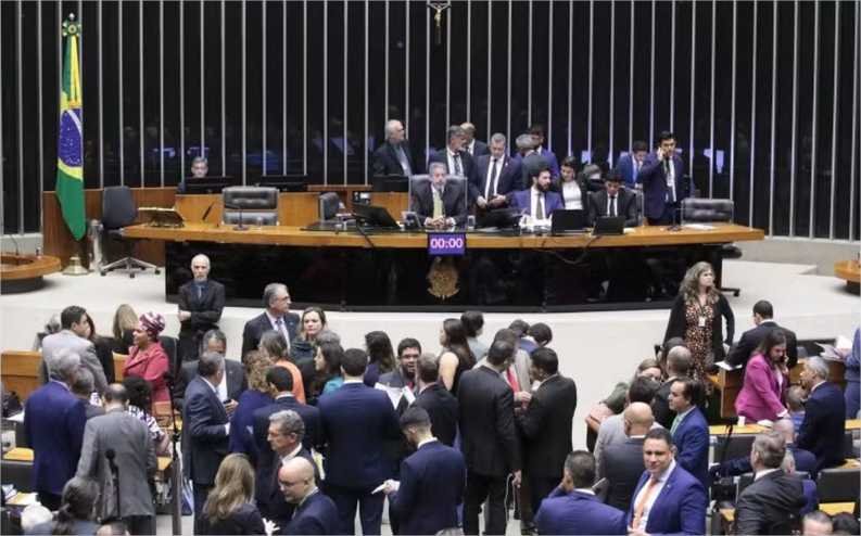 Câmara aprova, em 1º turno, texto-base de PEC com novas regras para abono salarial e desidrata mudanças no Fundeb