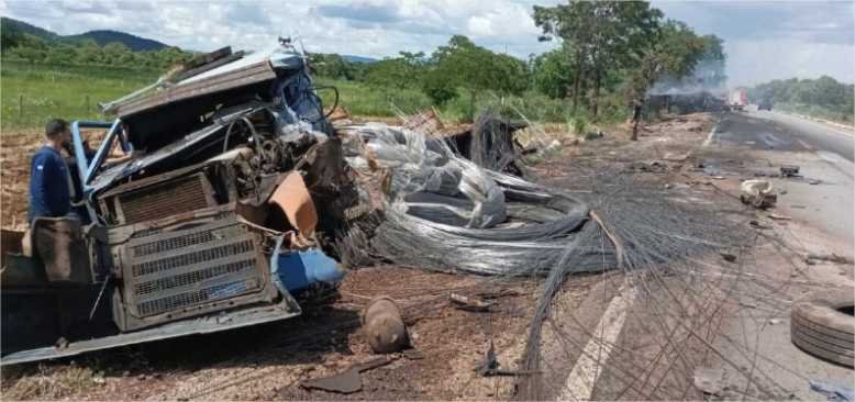 Motoristas morrem em batida entre duas carretas na BR-070; uma pegou fogo e vítima foi carbonizada