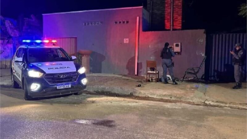 Jovem é assassinado a tiros enquanto tomava tereré na frente de residência