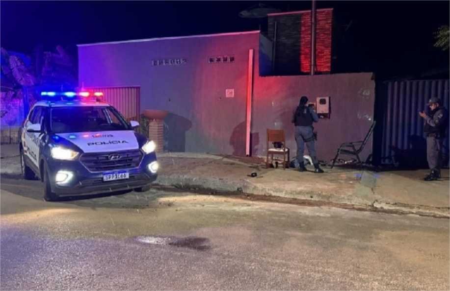 Jovem é assassinado a tiros enquanto tomava tereré na frente de residência