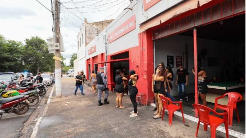 Operação fecha bares com indícios de ponto de prostituição na região do Porto, em Cuiabá