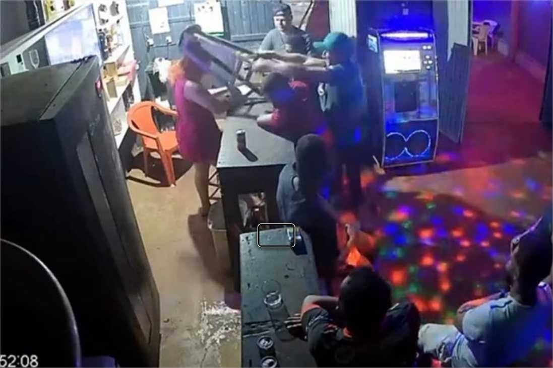 Cliente tenta matar funcionária de boate com banqueta