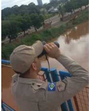 Bombeiros procuram por jovem de 19 anos que desapareceu atravessando rio