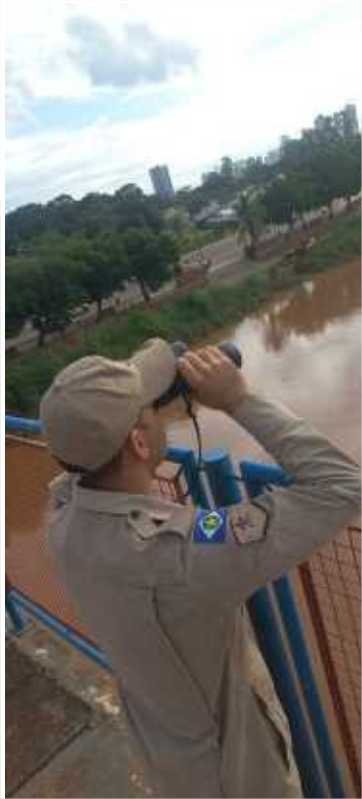 Bombeiros procuram por jovem de 19 anos que desapareceu atravessando rio
