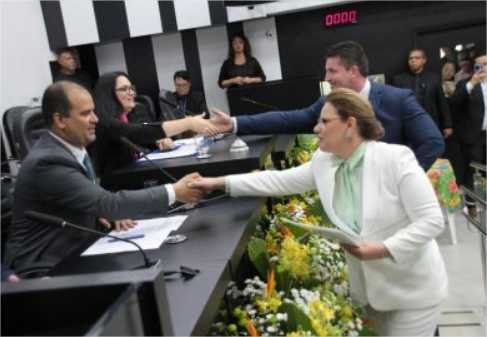 Câmara de Cuiabá exonera 400 servidores comissionados