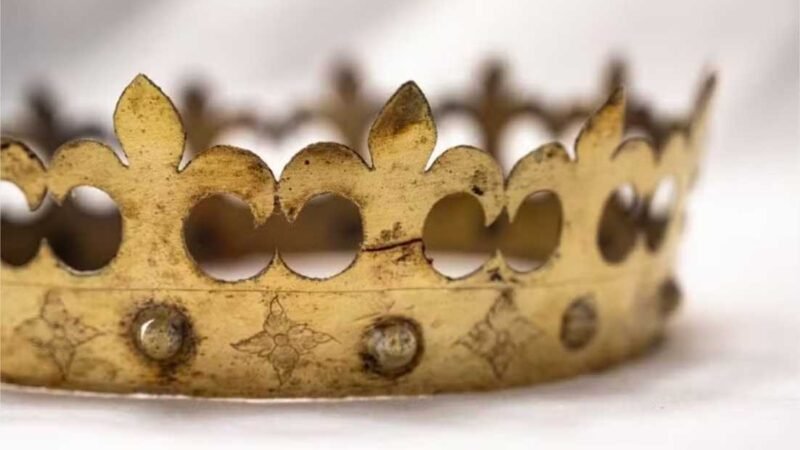 Coroas da Idade Média escondidas na parede de catedral desde a 2ª Guerra são achadas