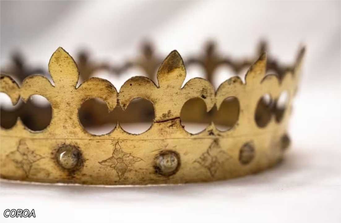 Coroas da Idade Média escondidas na parede de catedral desde a 2ª Guerra são achadas