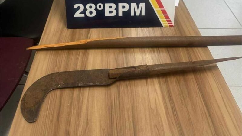 Homem é preso pela PM após tentar agredir esposa e filha com foice