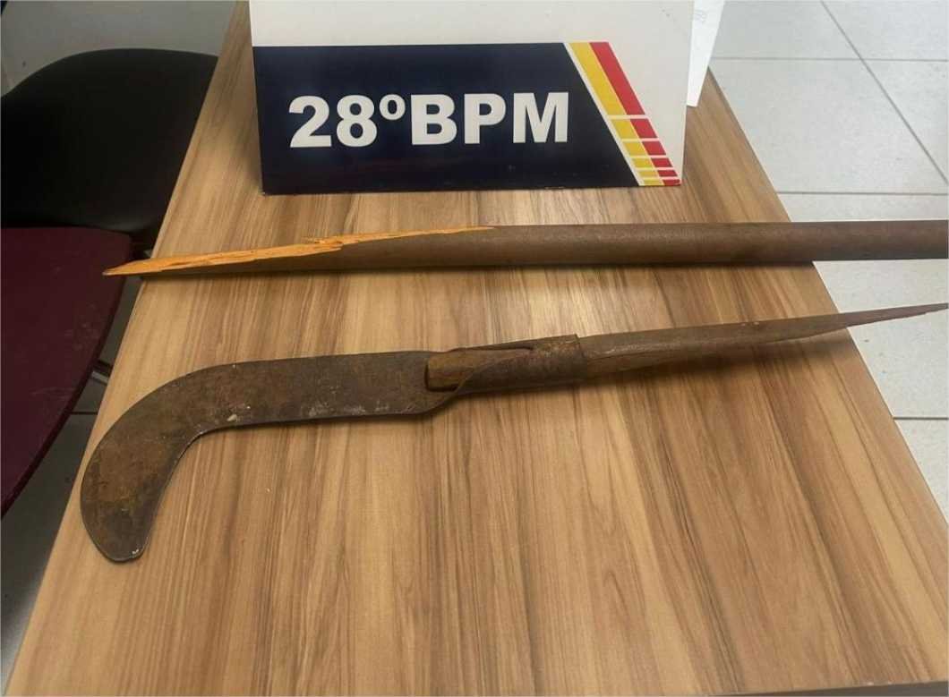 Homem é preso pela PM após tentar agredir esposa e filha com foice