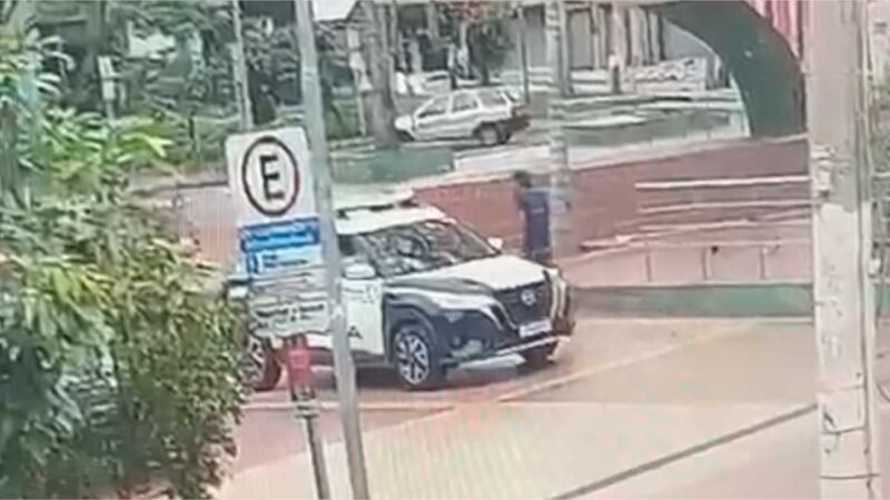 Imagens comprovam que homem entrou em viatura e se trancou em porta-malas; veja vídeo